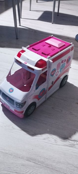 Karetka barbie samochód