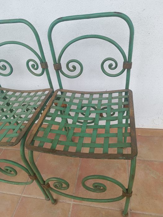 Mesa de vidro e cadeiras ferro forjado