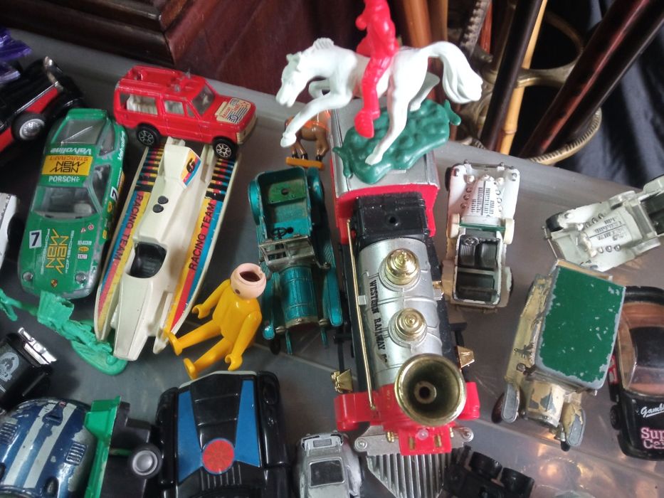 Carros carrinhos e carrões em metal.