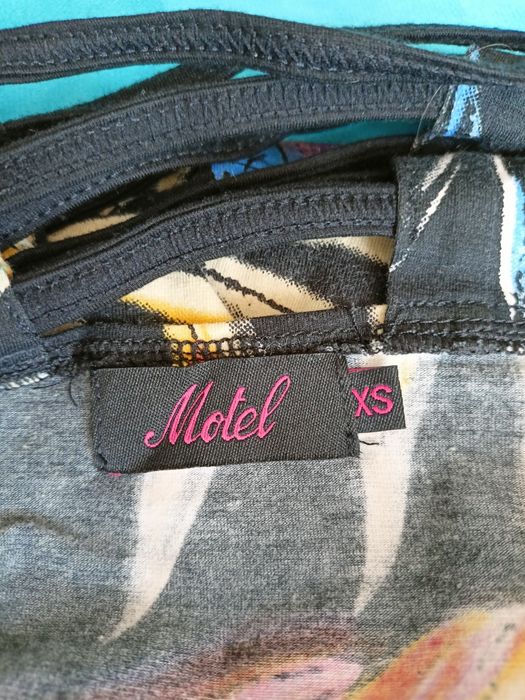 Letnia, obcisła mini sukienka w kwiaty, wycięcie na plecach, rozm. XS.