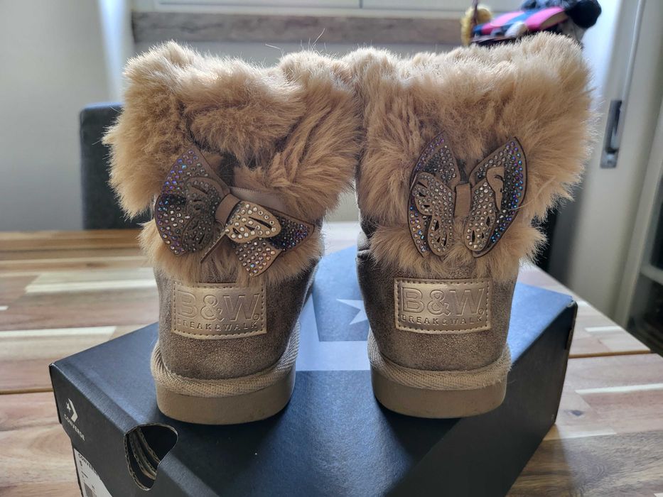 Botas beges com pêlo