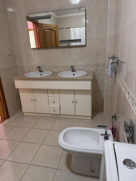 Arrenda-se quarto leiria