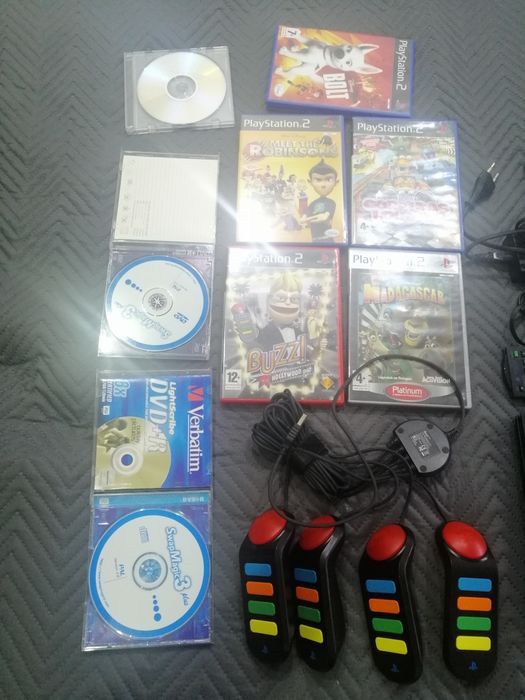 Playstation 2 com jogos campainhas e extras