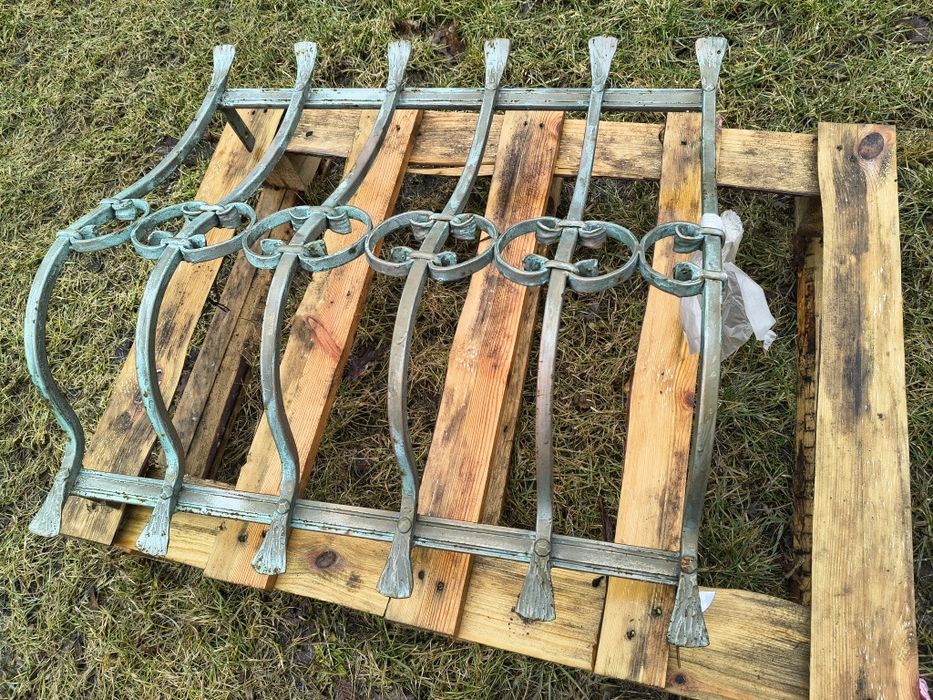 Piękna kuta wyjątkowa krata okienna gięta mocowania