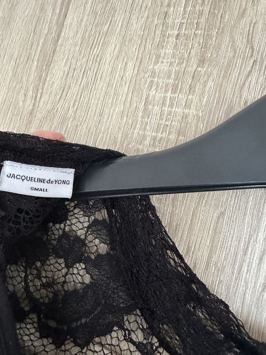 Mała czarna sukienka koronkowa Jacqueline de yong S