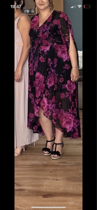 Śliczna sukienka symetryczna