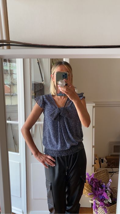 Blusa azul escura ás bolinhas brancas Zara