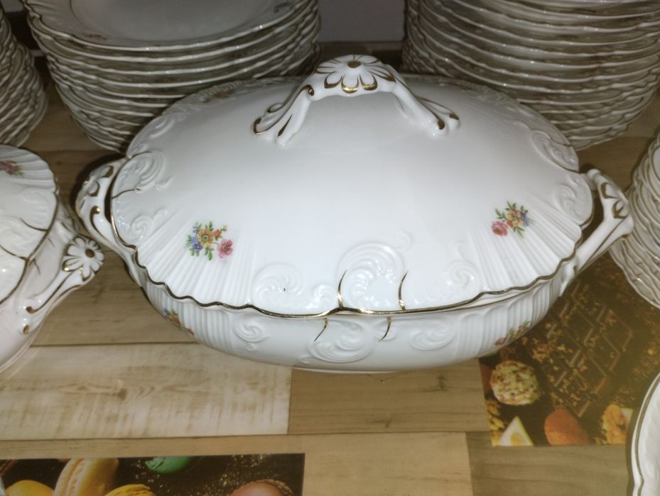 Serviço jantar vista alegre 73 peças novo.