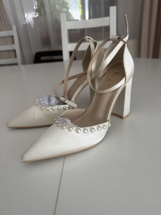 Buty czółenka ślubne z perełkami