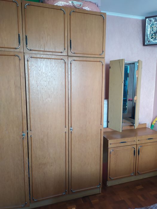 Шафа з антресолей і трюмо