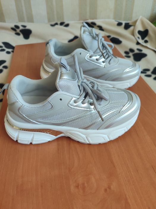 Нові срібні кросівки