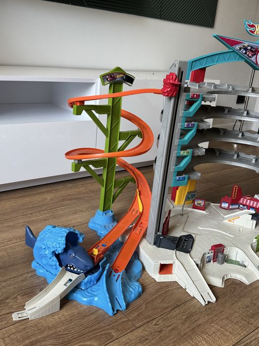 Величезний мега трек hot wheels