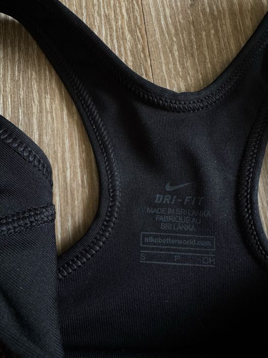 Спортивний топ Nike