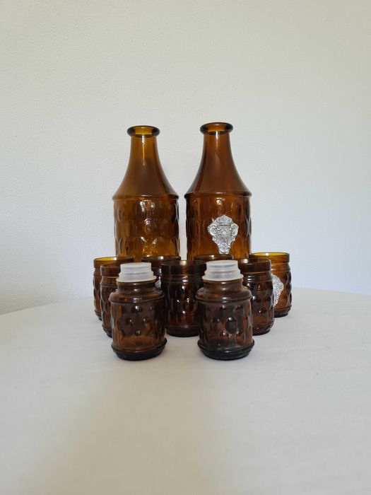 Conjunto de garrafas e copos em vidro