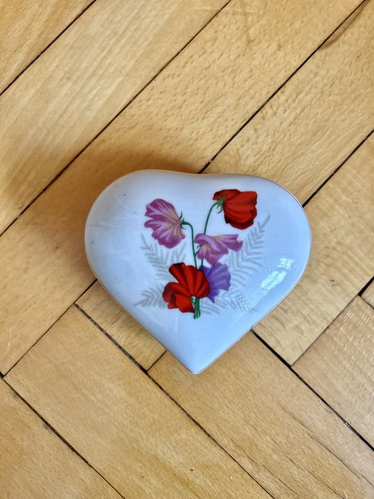 Porcelanowa szkatułka po babci