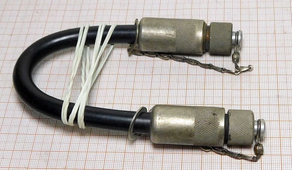 Kabel koncentryczny antenowy wzmacniacza mocy UM3 radiostacji [0407]