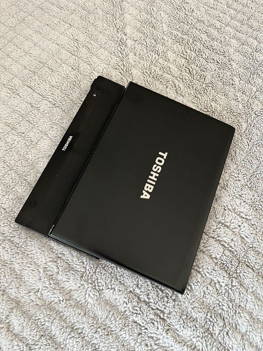 Laptop Toshiba Portégé R700-14N i7 8gb ram 250 SSD win 10 pro + stacja dokująca