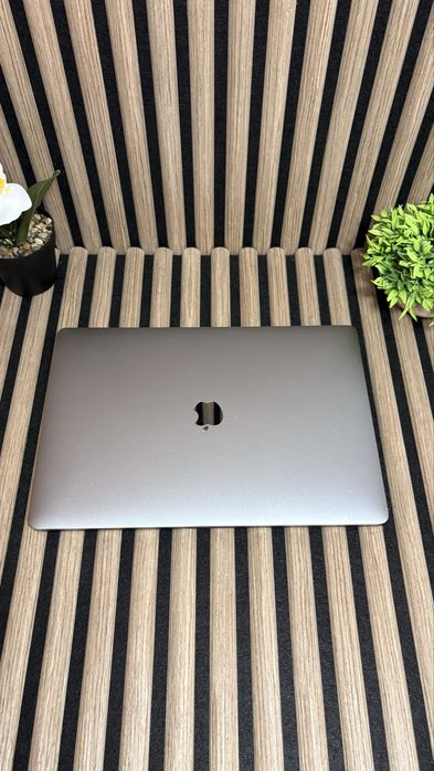 Продам MacBook Pro 15” (2018) | Core i7  | 16 GB RAM | 256 GB SSD | Touch Bar