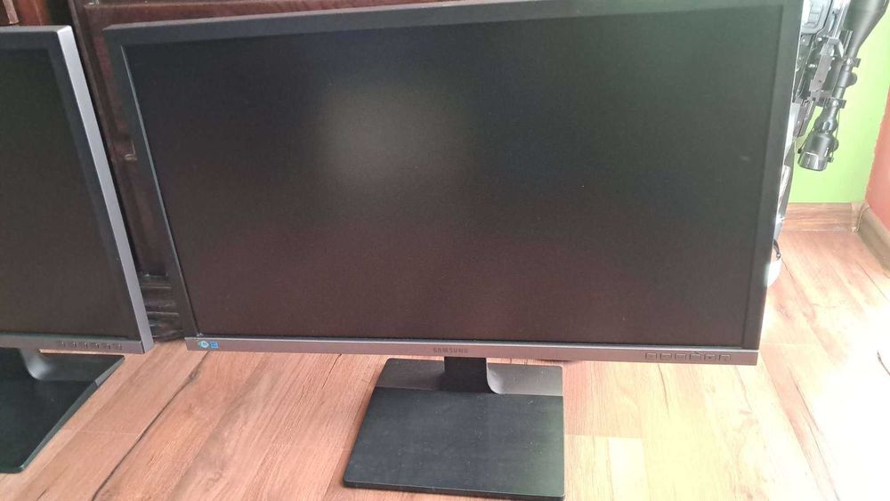 3 Monitory Samsung U28E850R LED - 28" cali - 3840 x 2160 4K ULTRA HD