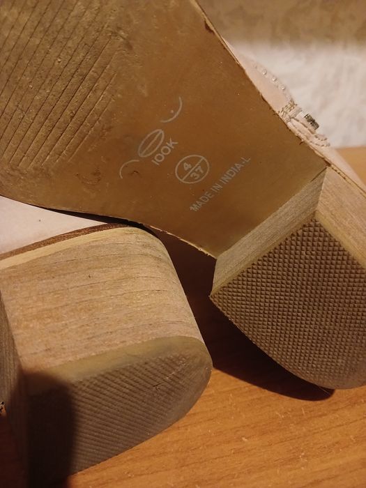 Жіночі черевики.