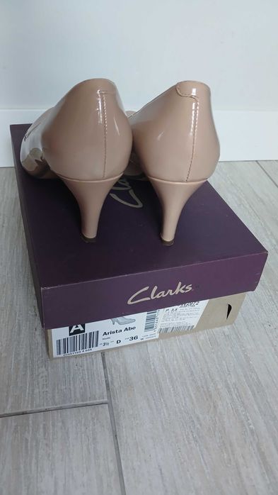 Туфли-лодочки Clarks нюдовые 36 р. Лаковая кожа
