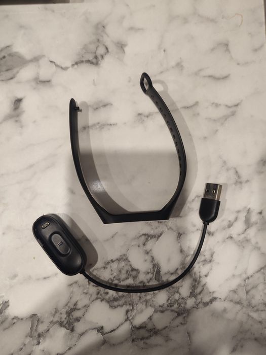 Продам ремешок + зарядка для MI Band 4