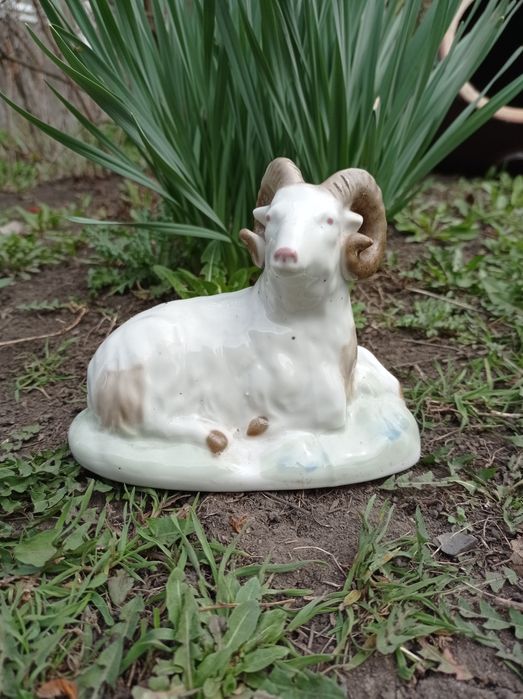 Фарфоровая статуэтка