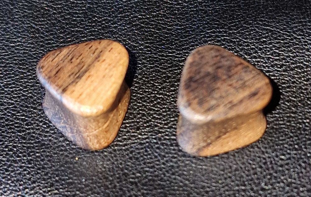 Tunel drewniany siodłowy brąz 1 cm, 2 szt. piercing