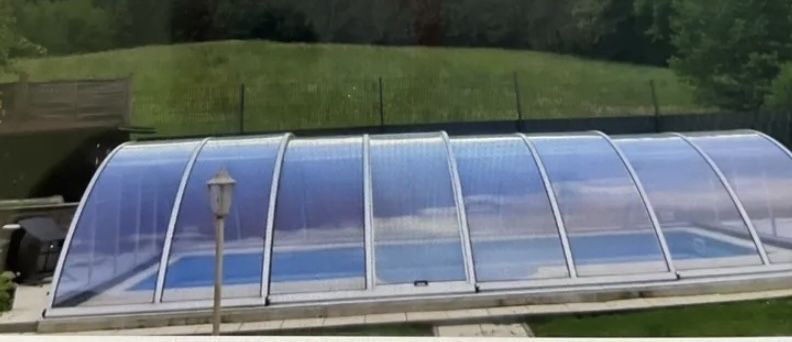 Zadaszenie basenu pokrywa kopuła  8,60 × 5,70 x 1,60 m – aluminium + poliwęglan lity