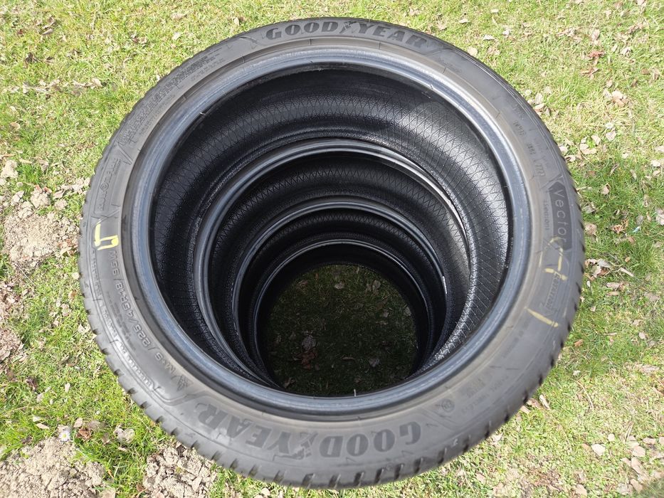Goodyear vector 4seasons RunFlat 2023r