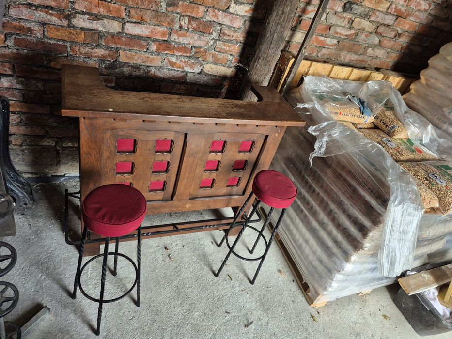 Antyczny barek z dwoma hockerami – ciężkie, solidne drewno