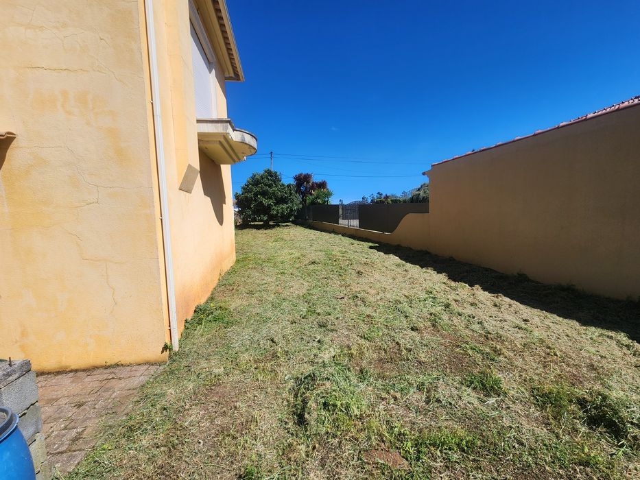 Serviço de limpeza de terrenos com roçadora