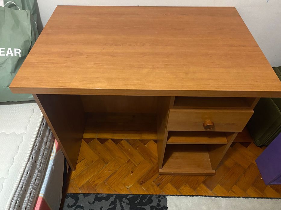 Vendo secretária em madeira tom carvalho claro (mel)
