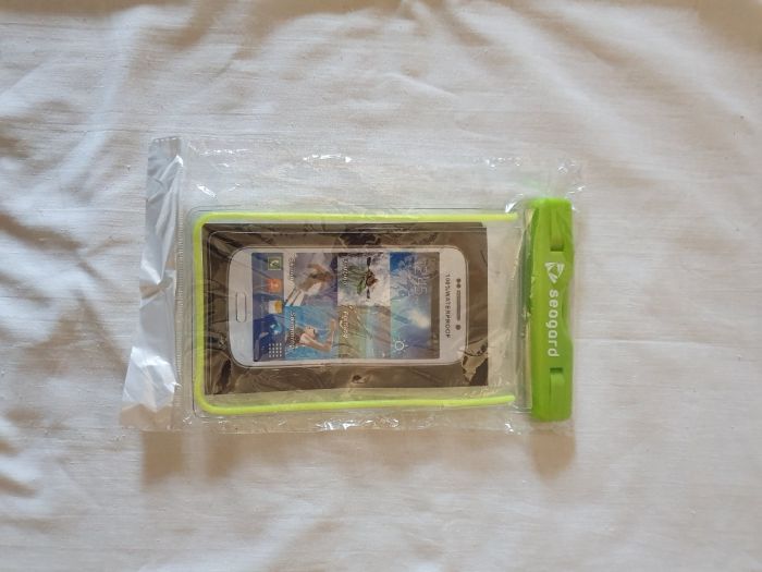 Продам новый водонепроницаемый защитный чехол для смартфона.