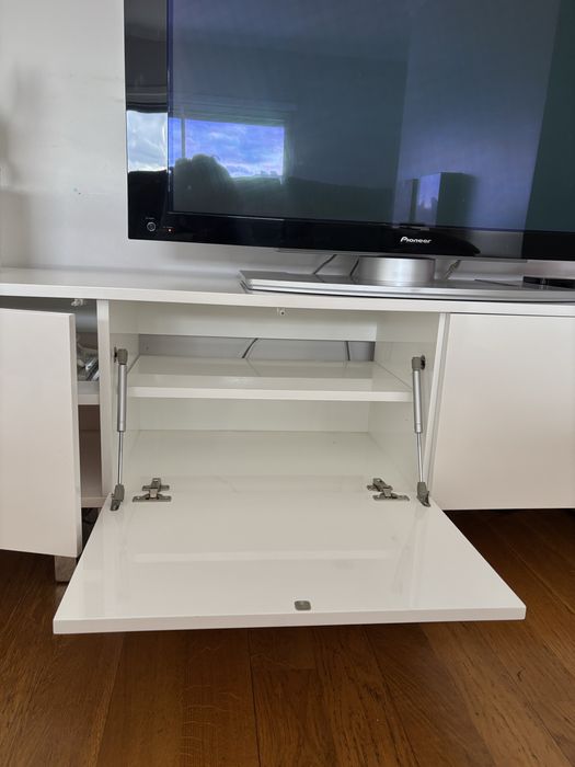 Móvel Aparador Branco Lacado Interdesign 4 portas e pés em inox