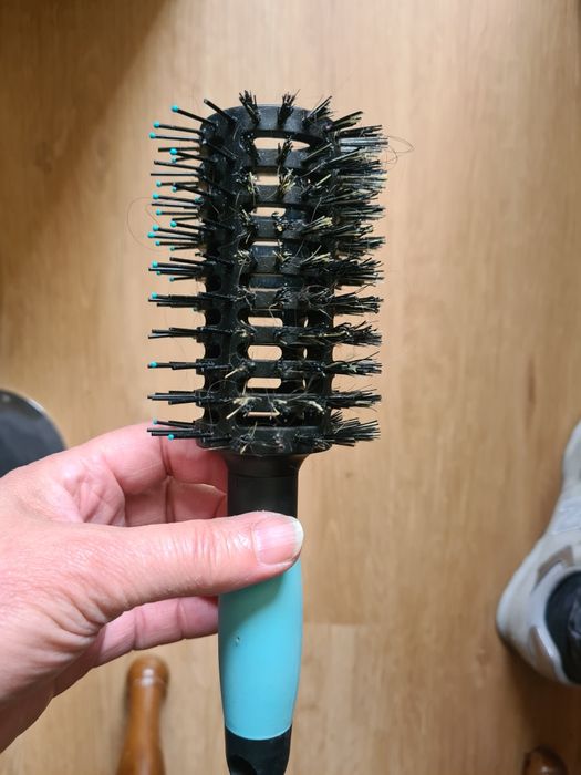 Escova de Cabelo Jean Louis David.
Cabo em plástico duro.