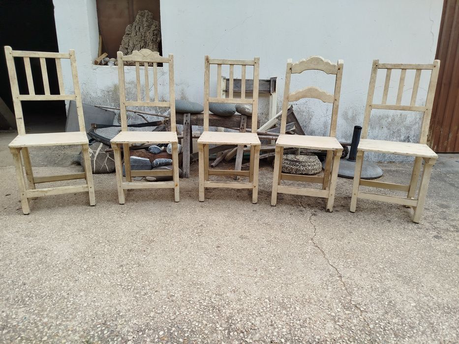 Cadeiras brancas antigas