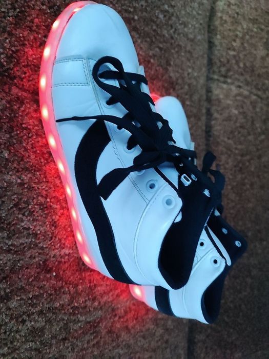 Кроссовки с подсветкой 12 режимов. Ярко святят