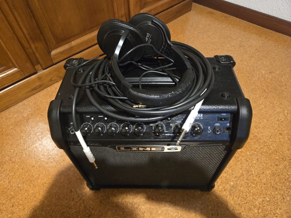 Amplificador de Guitarra Elétrica Line 6 Spider Classic 15 + Acessórios