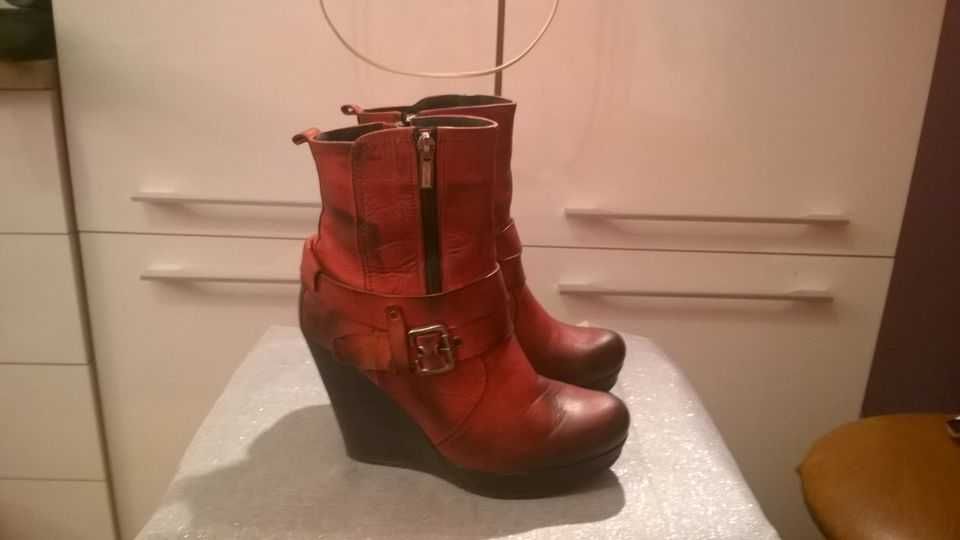 botki skórzane czerwone wysokie koturn