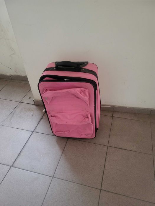 надежный чемодан на колесиках 50*35*20