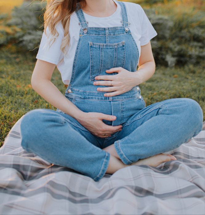 Джинсовий комбінезон для вагітних у відмінному стані, колір блакитний.