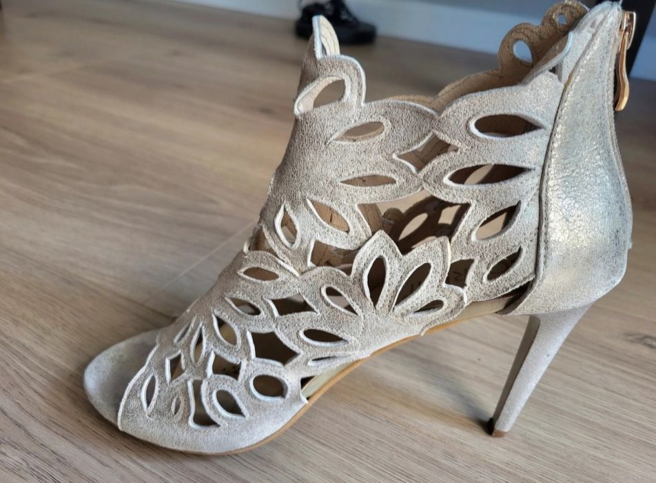 Sandały skórzane na szpilce Carinii 39