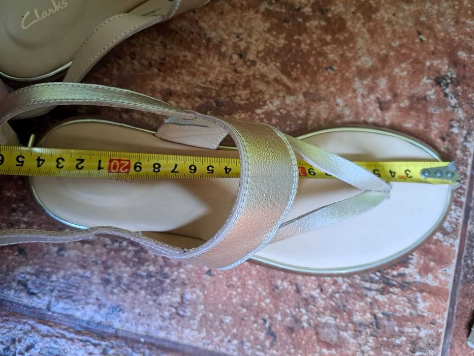 Продам новые кожаные босоножки Clarks