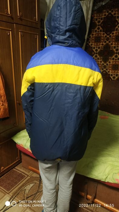 Зимняя куртка на подростка 15-16 лет, подкладка отстёгивается.