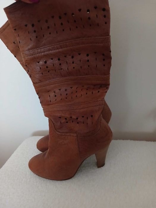 Botas em pele perfuradas