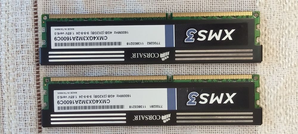 Модуль памяти Corsair XMS - 3  DDR 3 . 4 GB .