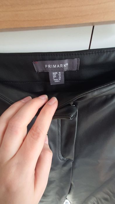 Штани прямі укорочені з еко шкіри primark