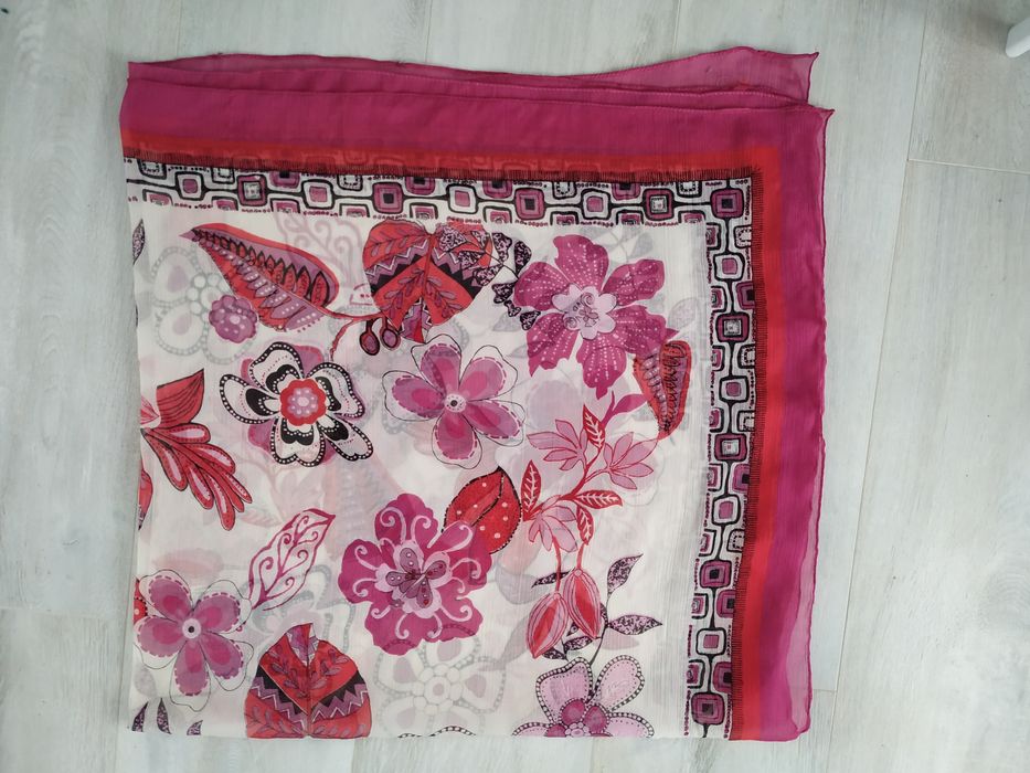 Chusta biało-różowa w kwiaty