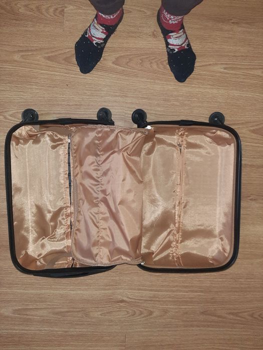 Продам дорожный чемодан.